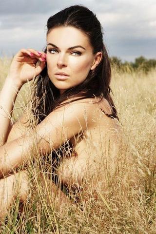 actress Serinda Swan 21 years uncovered foto in public