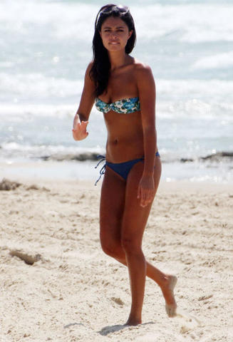 actress Yamit Sol 18 years uncovered snapshot beach