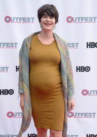 actress Gaby Hoffmann teen teat pics in the club