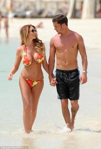 celebritie Amy Childs 22 years ass picture beach