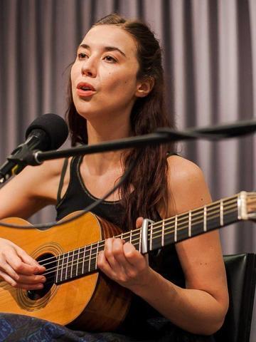 celebritie Lisa Hannigan 24 years Without camisole image beach