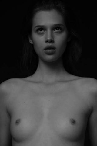 Ellen Woglom topless pics