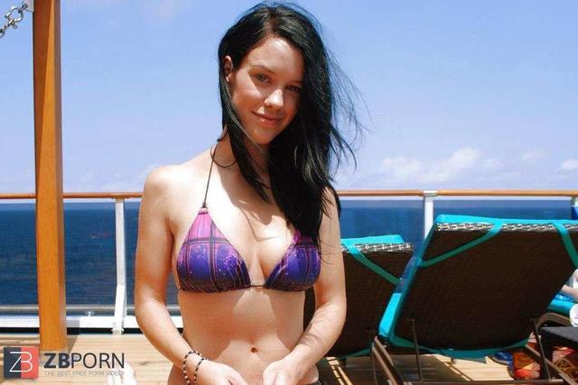 models Stephanie Bendixsen 21 years fleshly art beach