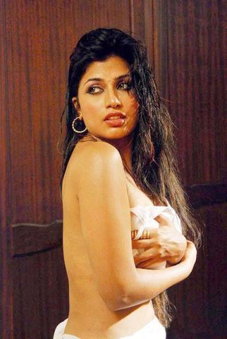 celebritie Tara Deshpande 23 years fleshly photography in public