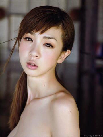 models Aki Hoshino 22 years unclothed pics beach