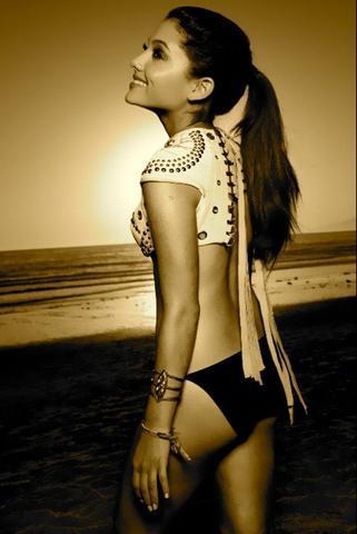 celebritie Ariana Grande 21 years unclad foto home