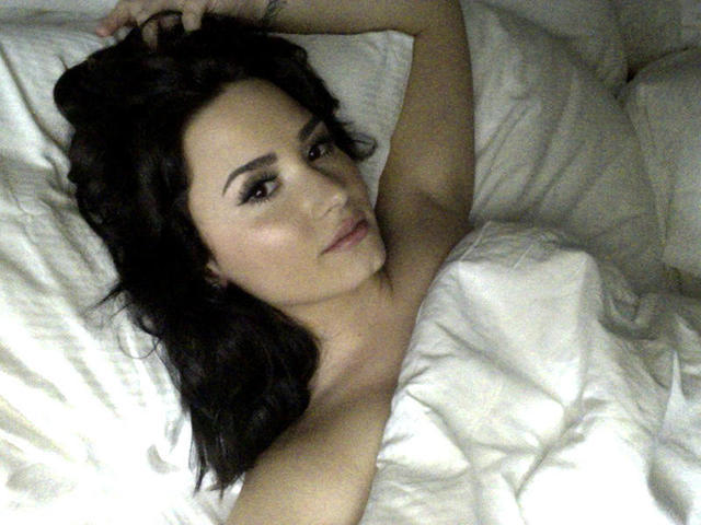celebritie Demi Lovato 19 years undress photoshoot in the club