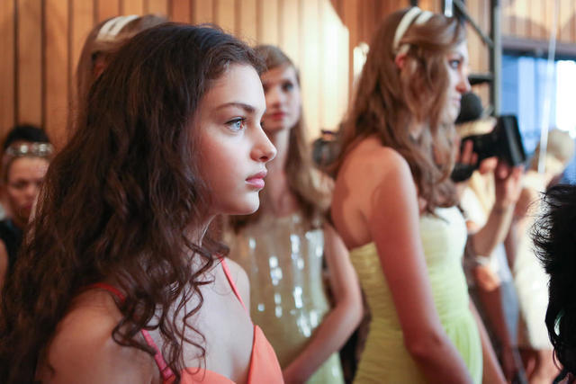 actress Odeya Rush 23 years impassioned foto in the club