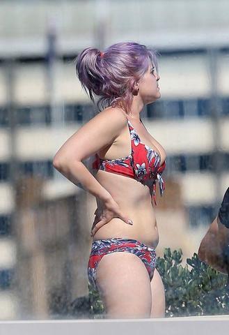 models Kelly Osbourne 2015 bare-skinned image beach