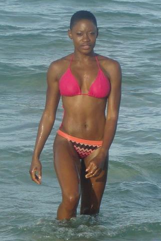 celebritie Oluniké Adeliyi 25 years Without clothing photography beach