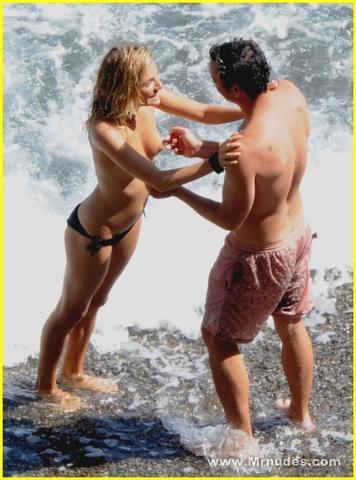 actress Sienna Miller 19 years exposed pics beach