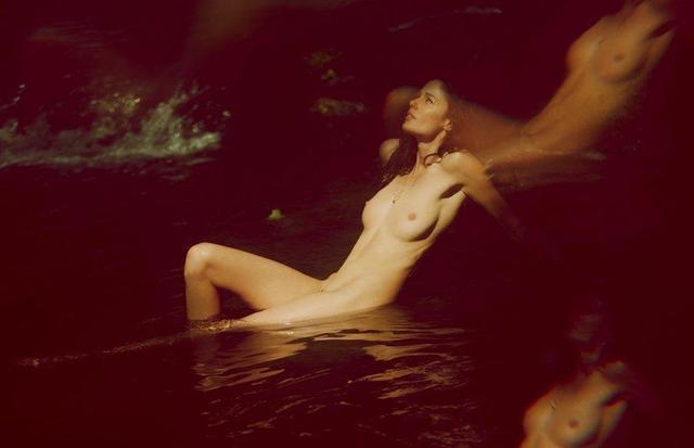 celebritie Nicole Greenwood 19 years breasts foto beach