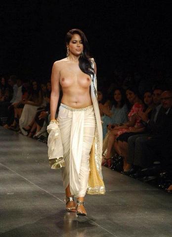 celebritie Sameera Reddy 23 years buck naked image in the club