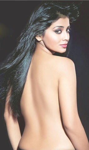 actress Mugdha Godse 22 years nude young foto image in the club