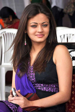 actress Sneha 19 years natural photo in the club