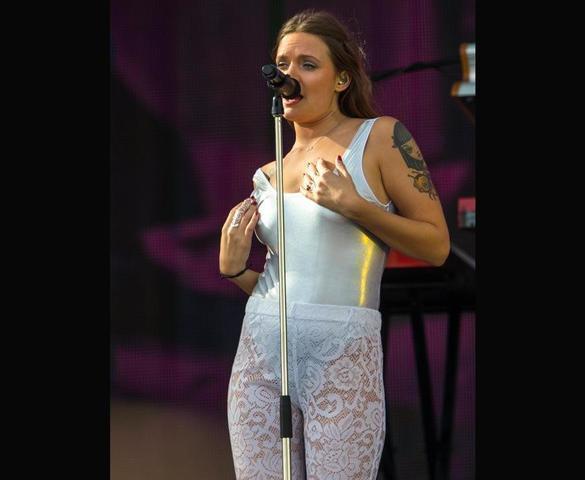 celebritie Tove Lo 20 years Without clothing art in public
