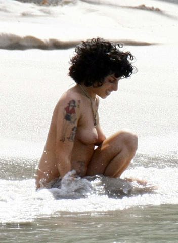 models Amy Winehouse 24 years bosom photos home