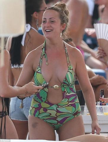 models Natalie Cassidy 24 years provocative photo beach