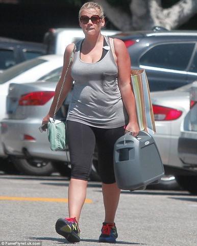 celebritie Busy Philipps 22 years melons art in public