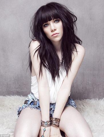 celebritie Carly Rae Jepsen teen impassioned photo in the club