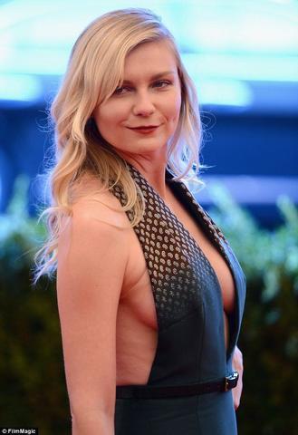 actress Kirsten Dunst 24 years nudity photography in the club