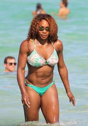 actress Serena Williams 19 years swimming suit foto in public
