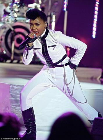 models Janelle Monáe 24 years in the buff image in the club