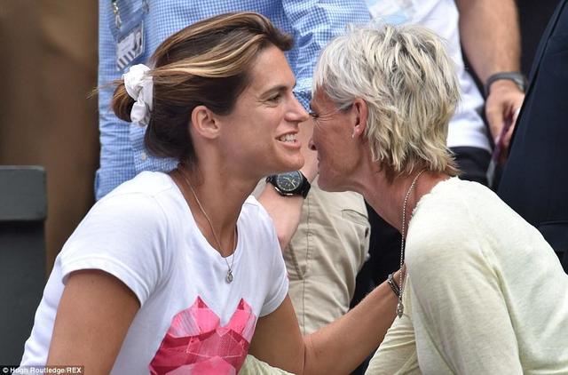 celebritie Amélie Mauresmo 18 years unsheathed foto in the club