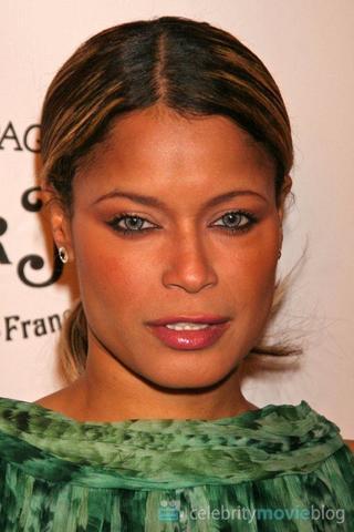 celebritie Blu Cantrell 24 years unmasked photoshoot in public