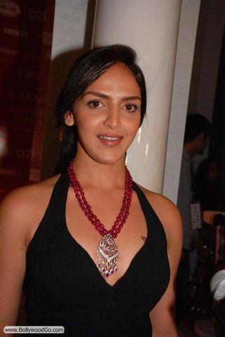 celebritie Esha Deol 2015 uncovered photoshoot in the club