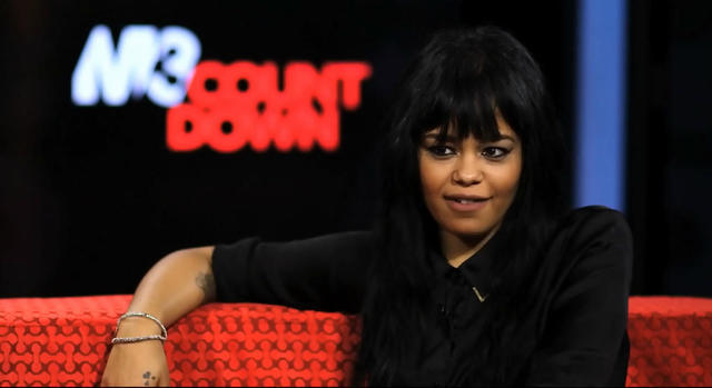 models Fefe Dobson 18 years unmasked photos beach
