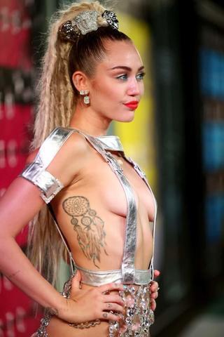models Miley Cyrus 24 years carnal photo in the club