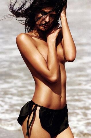 celebritie Isabeli Fontana 20 years hot photo in public