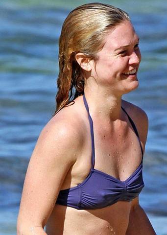 celebritie Julia Stiles 24 years Without swimming suit foto in the club