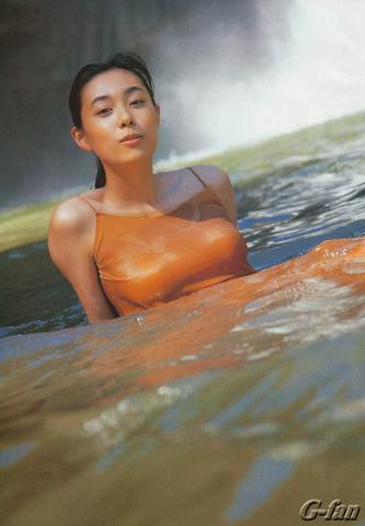 actress Yuki Uchida 20 years swimsuit photography in public