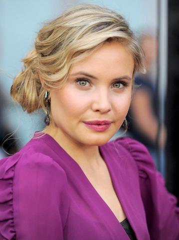 models Leah Pipes 2015 bosom picture in public