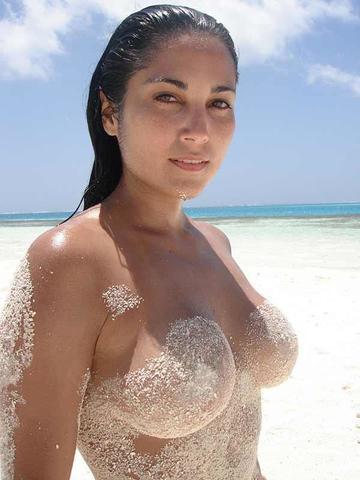 celebritie Daniela Alvarado 22 years seductive foto in public