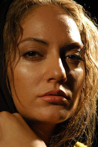 actress Mahnaz Afshar 24 years fleshly photo in public