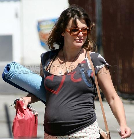 celebritie Milla Jovovich 24 years unclothed picture in public