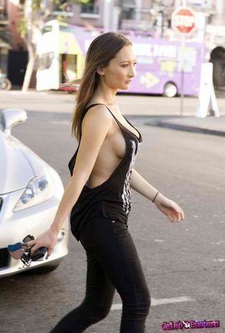 celebritie Amy Markham 23 years Without bra photoshoot in public