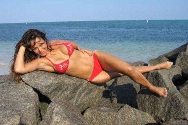 actress Brenda Bezares 21 years bosom foto in public