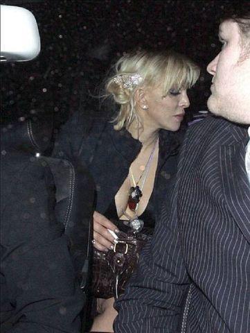 actress Courtney Love 24 years obscene image in the club