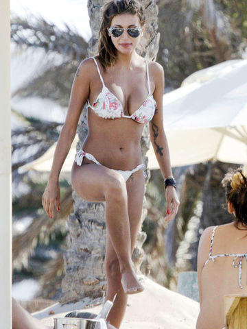 celebritie Cristina Buccino 23 years nude art pics in public