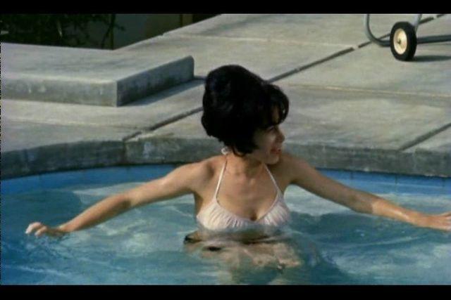 actress Elaine Jones 22 years sensual photo beach