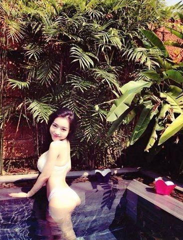 actress Elly Tran teen provoking pics home