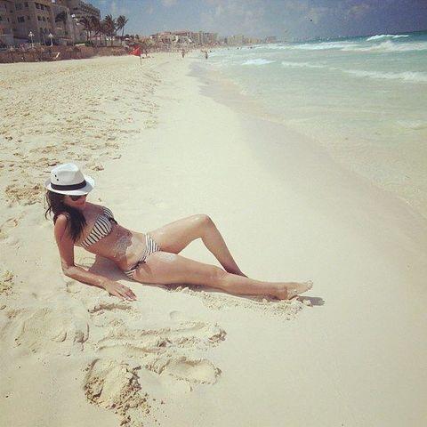 actress Flor Veliz 21 years tits foto beach