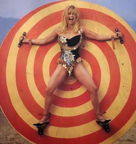 celebritie Goldie Hawn 20 years obscene pics in the club