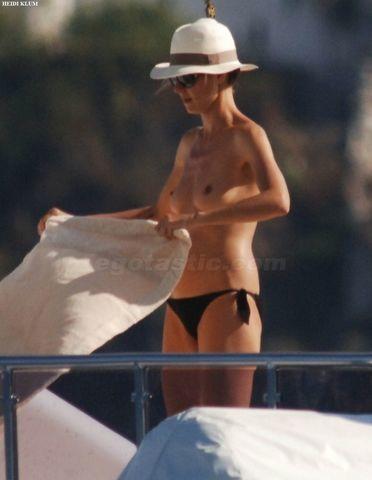 actress Heidi Klum 24 years buck naked art in public
