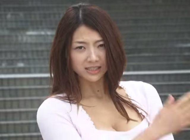 Hitomi Aizawa topless photoshoot