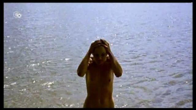 celebritie Jeanette Hain 20 years stripped photoshoot beach